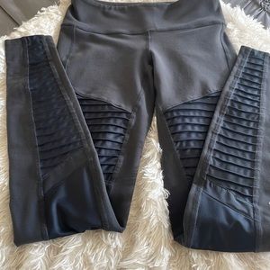 Alo leggings, no flaws . Like new. Unique style. Stretchy.